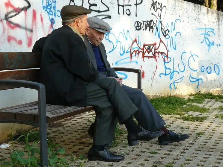 Ancianos en un parque.
