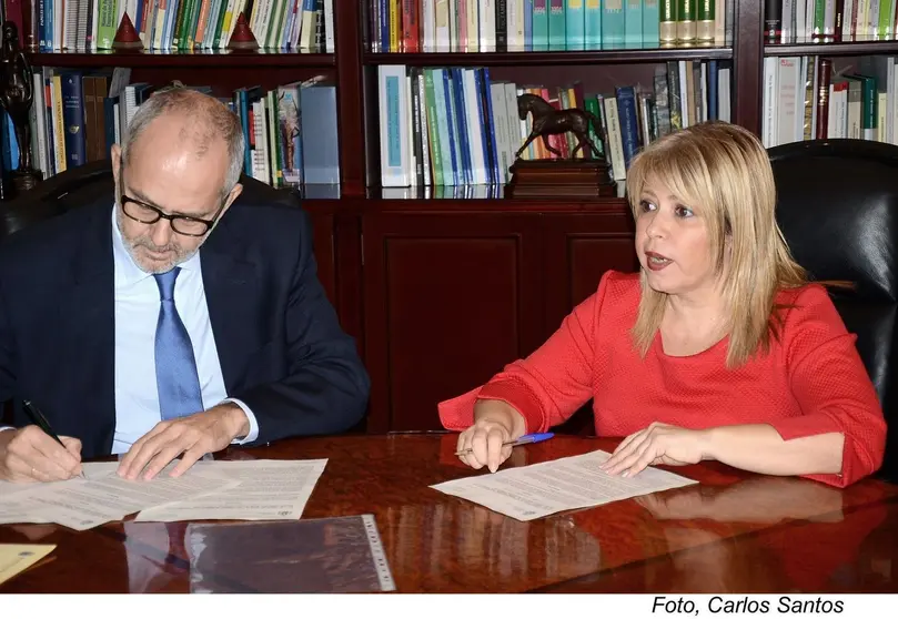 Mamen S&aacute;nchez y Miguel G&oacute;mez Mart&iacute;nez firman el acta por la que se formaliza la cesi&oacute;n de las dos parcelas.