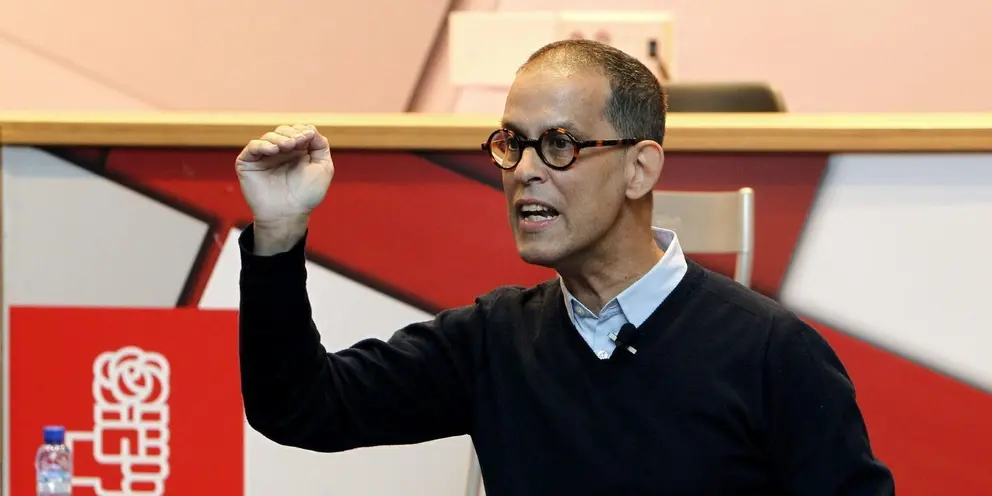 GRA068. ZARAGOZA, 11/01/2015.- El secretario de Movimientos Sociales del PSOE, Pedro Zerolo, durante su intervenci&oacute;n en la Asamblea Abierta que ha tenido lugar hoy, en Zaragoza, en la que ha defendido las pol&iacute;ticas publicas, porque act&uacute;an contra la desigualdad y la discriminaci&oacute;n, y ha vaticinado que su partido ganar&aacute; las elecciones. EFE/Javier Belver