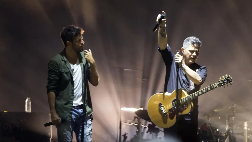 Alejandro Sanz levantando al p&uacute;blico junto a Pablo L&oacute;pez | Juan Carlos Corchado para MIRA Jerez