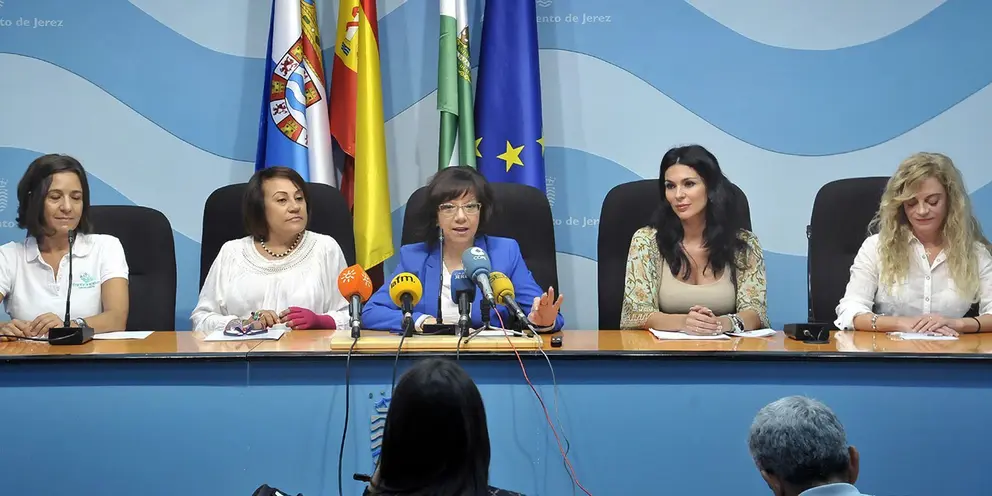 Carmen Collado acompa&ntilde;ada por Concepci&oacute;n Fern&aacute;ndez, presidenta local de la Asociaci&oacute;n Espa&ntilde;ola Contra el C&aacute;ncer, Gema Cerezo, higienista dental del Centro Dental Esprohident, Mar&iacute;a &Aacute;ngeles Raya, directora m&eacute;dica del Centro M&eacute;dico Inderlas, Pilar Payares, especialista en Medicina de Familia en el Hospital cl&iacute;nica Serman y por Roc&iacute;o S&aacute;nchez, de Ortopedia Cuatro Caminos.