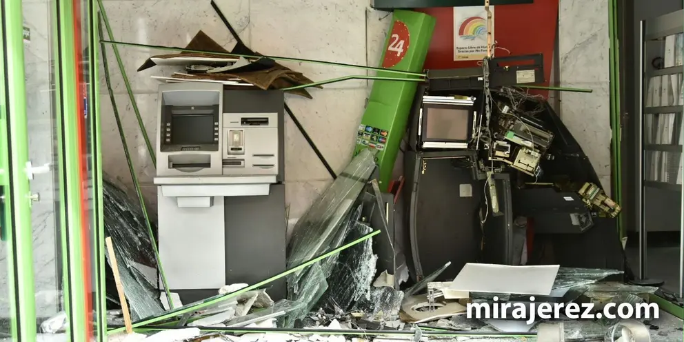 Sucursal de Unicaja de la avenida Olivar del Rivero destrozada tras la explosi&oacute;n en la ma&ntilde;ana del domingo | Pablo Mu&ntilde;oz de Sherry Drone para MIRA Jerez