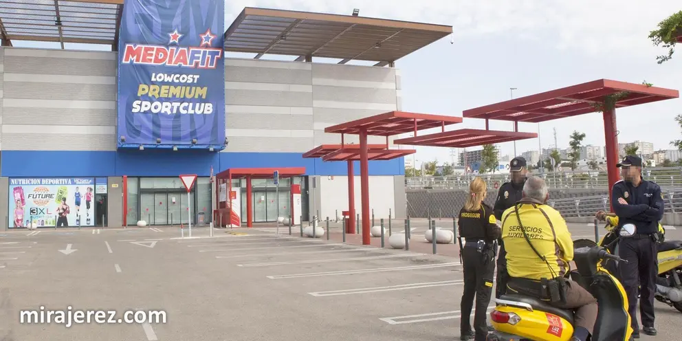 Agentes de la Polic&iacute;a Nacional y del servicio de seguridad del parque custodian la entrada al parking de MediaFit | Juan Carlos Corchado para MIRA Jerez