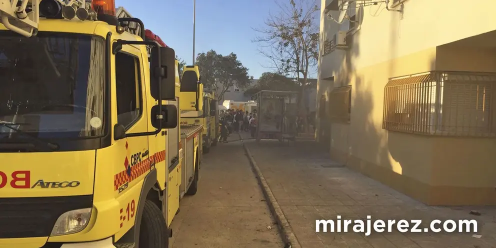 Incendio en Bloque 16, barriada de Vallesequillo | Foto de Ricardo Franco para MIRA Jerez