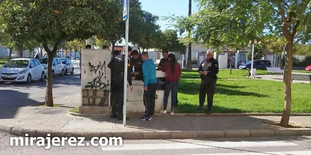 Control de drogas de la Polic&iacute;a Nacional a grupo de j&oacute;venes en Jerez, NOV 2016 | MIRA Jerez