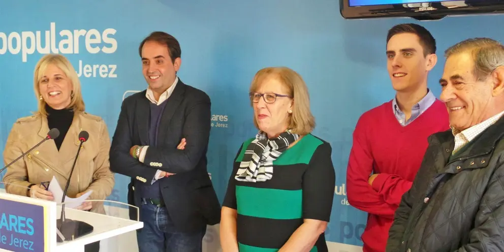 Mar&iacute;a Jos&eacute; Garc&iacute;a-Pelayo, en rueda de prensa en la sede del PP de Jerez acompa&ntilde;ada por Antonio Salda&ntilde;a, Jos&eacute; Galv&iacute;n, Mar&iacute;a Jos&eacute; R&uacute;a y Jaime Espinar