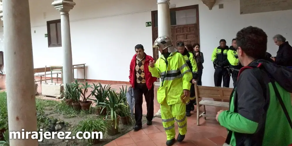 Los Bomberos inspeccionan el lugar del desplome en un patio interior de la Escuela de Arte y Oficios de Jerez | Miguel Abreu para MIRA Jerez