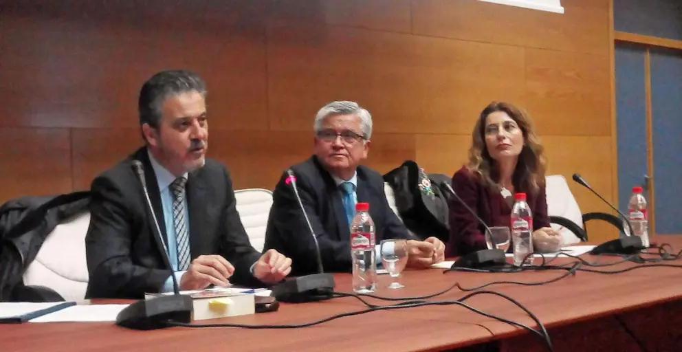 El Juez de Menores Jaime Moya (izq.), junto al vicedecano Manuel Ferrer y la presidenta de la Comisi&oacute;n de Formaci&oacute;n de ICAB Jerez,  Inmaculada Delgado