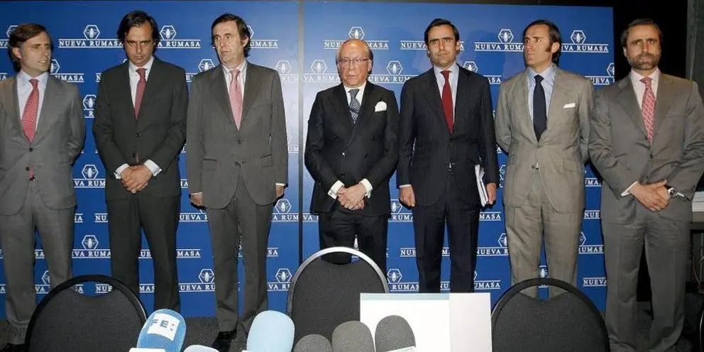 Imagen de archivo de los hermanos Ruiz-Mateos con su padre