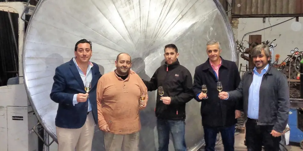 Recepci&oacute;n de la paellera por parte de Cerrajer&iacute;a Olmedo&nbsp;Artesanos,&nbsp;De izquierda a derecha:&nbsp;Miguel Angel Salas (Organizaci&oacute;n),&nbsp;Arturo S&aacute;nchez (Cervecer&iacute;a La Lonja),&nbsp;David Olmedo (Cerrajer&iacute;a Olmedo Artesanos),&nbsp;Javier Lobo (Presidente Adecosur) y &nbsp;Carlos Puerto (Centro Balari y patrocinador del evento)