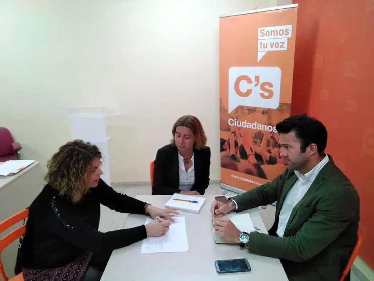 Un momento de la reuni&oacute;n de Ciudadanos con la gerente del Grupo de Desarrollo Rural.