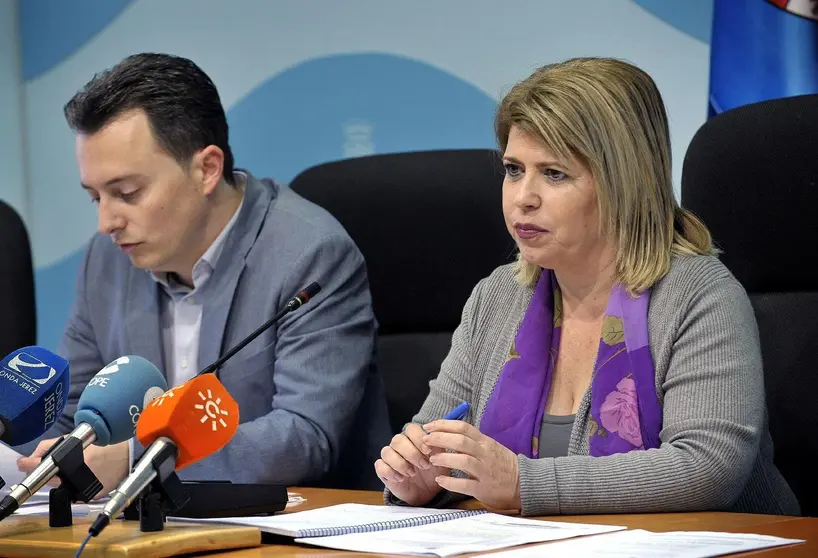 Mamen S&aacute;nchez, acompa&ntilde;ada de Santiago Galv&aacute;, en la rueda de prensa ofrecida esta tarde en el Ayuntamiento