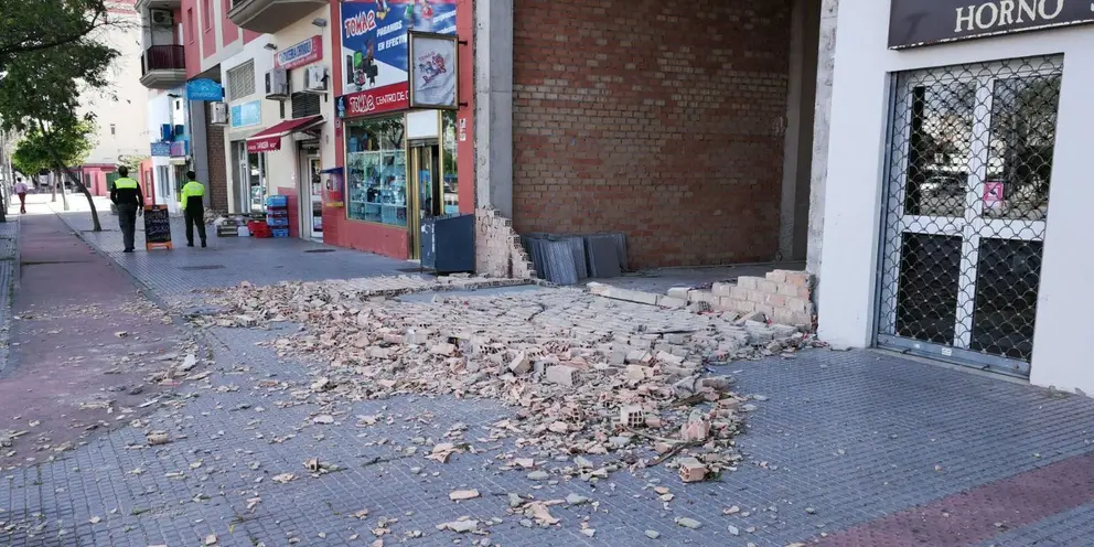 Cae el muro de un local en la avenida de Arcos