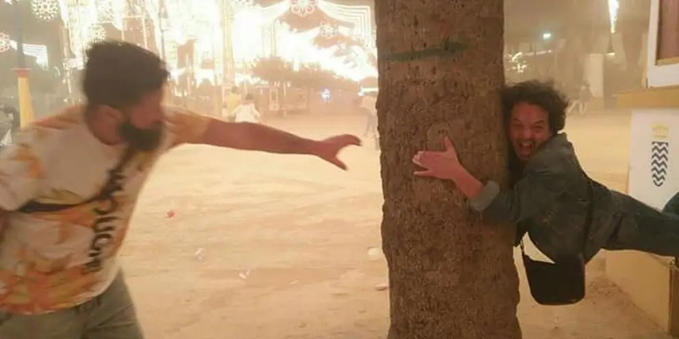 Diego Pozo Torregrosa, miembro de 'Los Delincuentes' parodiando sufrir un vendaval en la Feria del Caballo