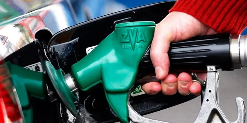 Una persona echando combustible a su veh&iacute;culo 