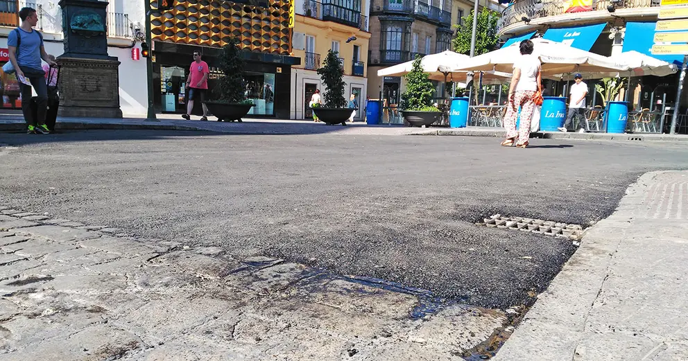 Asfalto de la Plaza Esteve | Manuel Jes&uacute;s Ruiz para MIRA Jerez