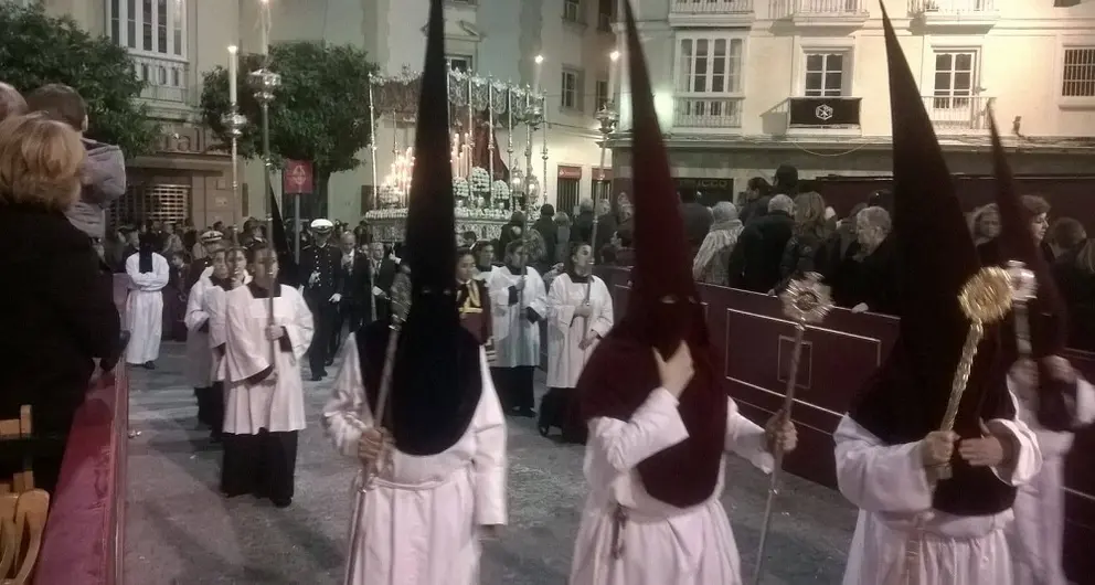 La Virgen de las Angustias, por la plaza del Palillero.