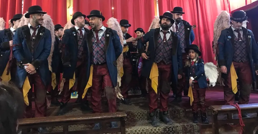 La comparsa de 'Los Carapapas', en la iglesia de San Ant&oacute;n.