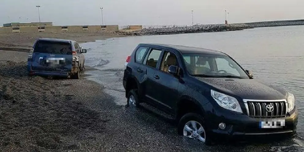Fotograf&iacute;a correspondiente al abandono de dos todoterrenos por los narcos en una playa de La L&iacute;nea en 2017