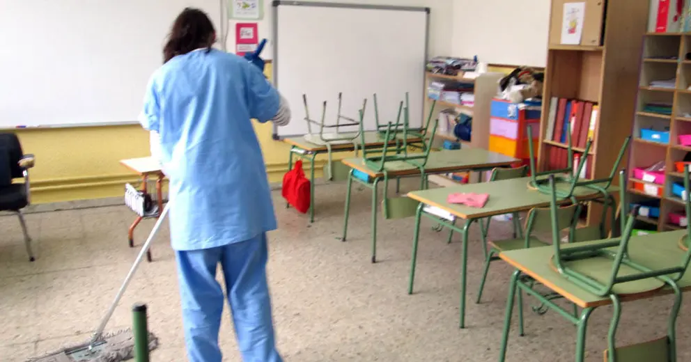 Limpiadora en un colegio