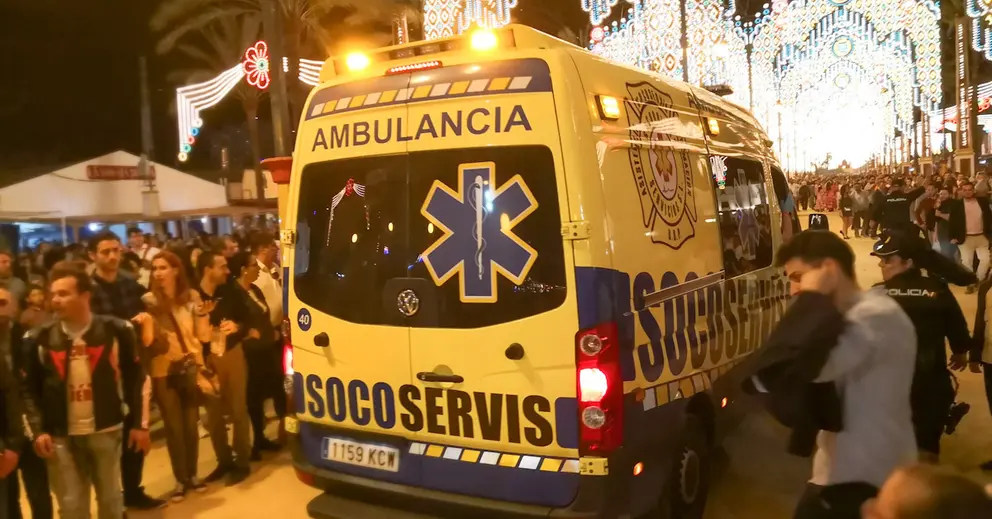 Ambulancia entrando en recinto ferial