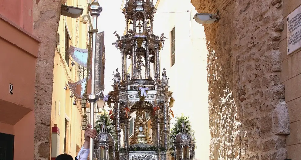 La Custodia atraviesa el Arco de la Rosa.