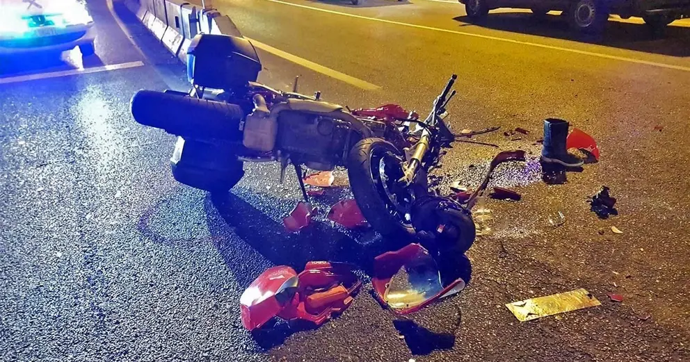 Una moto en un accidente en una foto de archivo