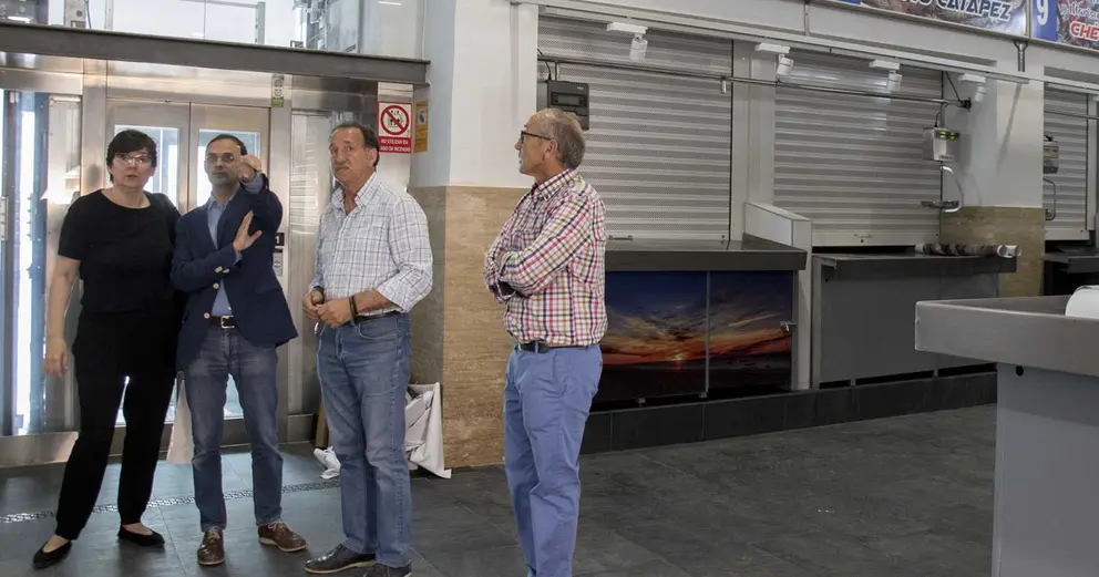Victor Mora , Alcalde de Sanl&uacute;car visitando el Mercado de Abastos. Foto: Ayto de Sanl&uacute;car