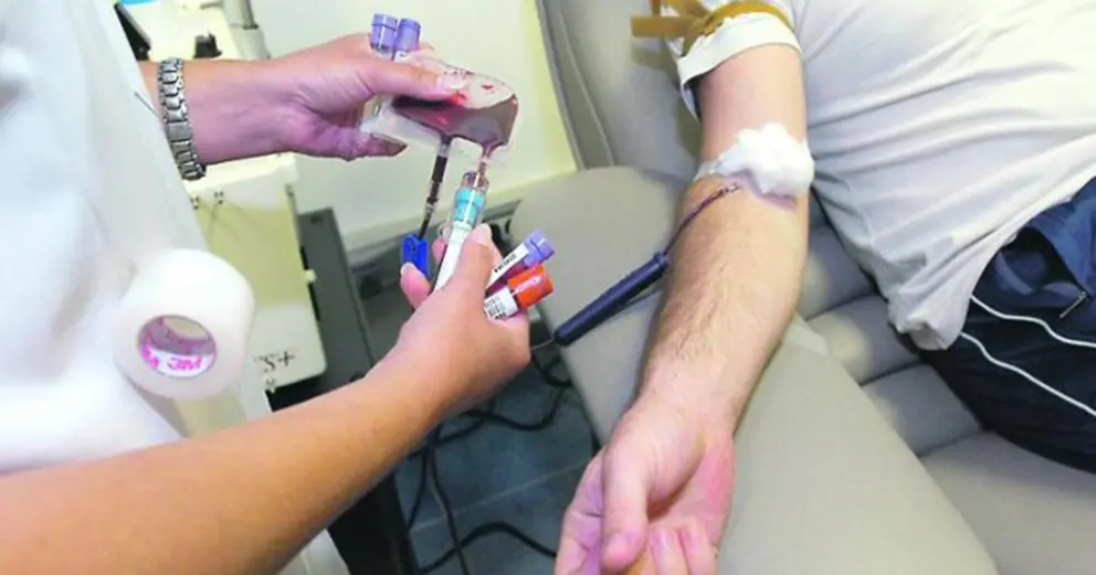 Una persona donando sangre