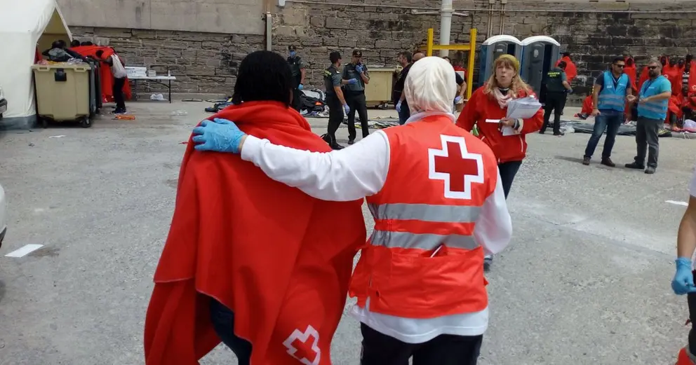 Inmigrantes y Cruz Roja en Tarifa