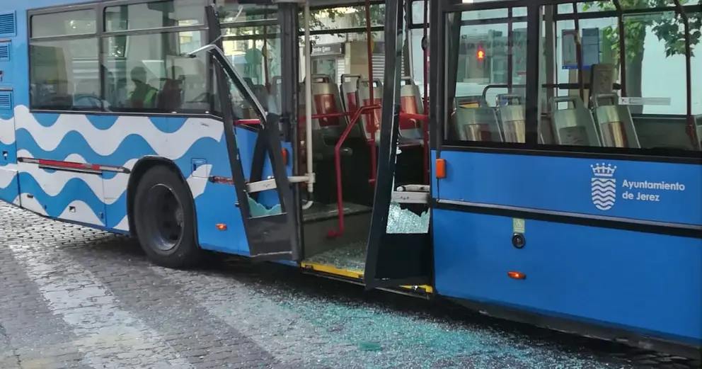Autob&uacute;s urbano tras sufrir accidente en Calle Medina, Jerez | Labrador para elMIRA.es