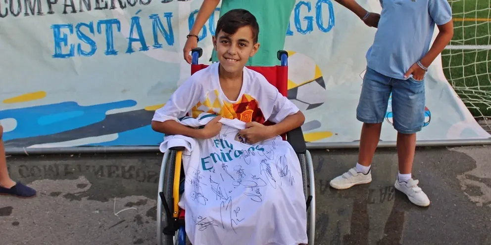 Aitor Palomeque recibe una camiseta del Real Madrid firmada por todos los jugadores | Alejandro Jim&eacute;nez