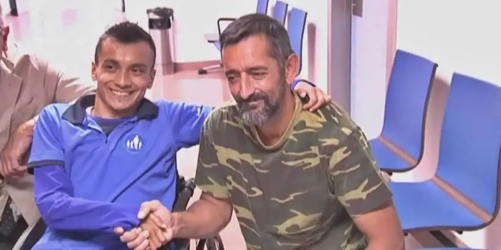 Un feliz Wilmar Arias estrecha la mano con el doctor Cavadas