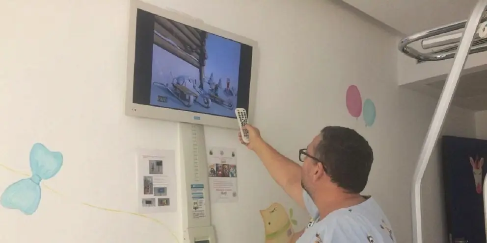 Un paciente frente a un televisor en un hospital