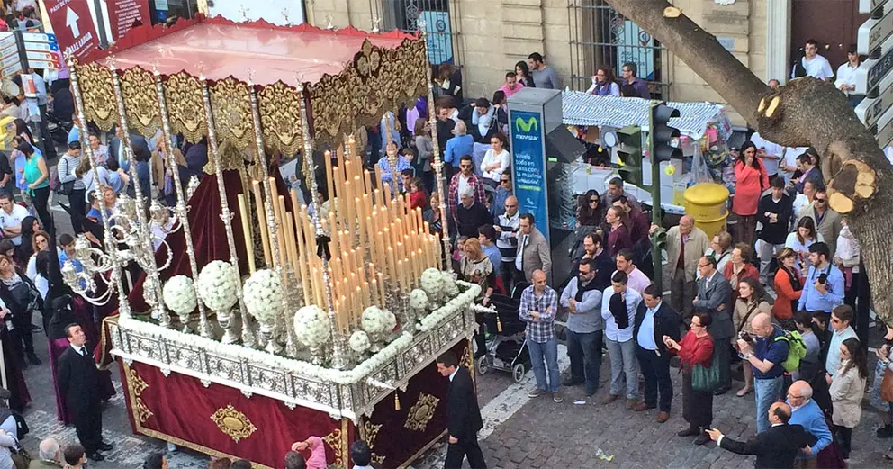 Imagen del palio del Socorro entrando en calle Porvera
