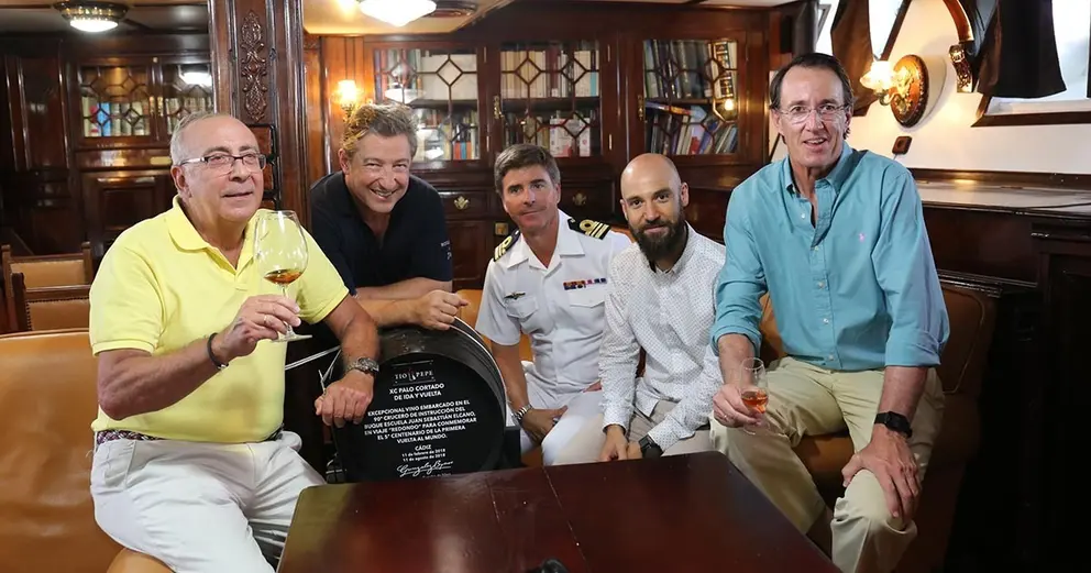Antonio Flores, en&oacute;logo y master blender de Gonz&aacute;lez Byass; Joan Roca, chef del Celler de Can Roca (*** Michelin); David M&eacute;ndez, comunicaci&oacute;n de la Armada en Andaluc&iacute;a; Juan Ruiz, jefe de sala y sumiller (Aponiente *** Michelin), y Mauricio Gonz&aacute;lez-Gordon, presidente de Gonz&aacute;lez Byass (de izda. a dcha.).