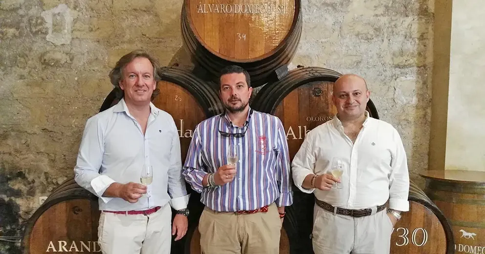 En la imagen, de izquierda a derecha, Jos&eacute; Manuel Anelo -gerente de Bodegas &Aacute;lvaro Domecq-, Ram&oacute;n Emilio Mej&iacute;as Mateos -gerente de Carrefour Express- y Marco A. Velo, gerente de MAV-Comunicaci&oacute;n (Agencia de Comunicaci&oacute;n y Gesti&oacute;n Cultural)