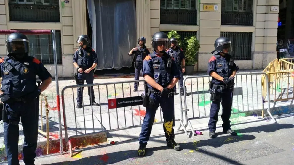 Mossos manchados de pintura ante la Jefatura Superior de Polic&iacute;a, en Barcelona.