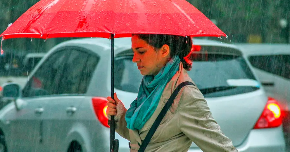 Una mujer con un paraguas