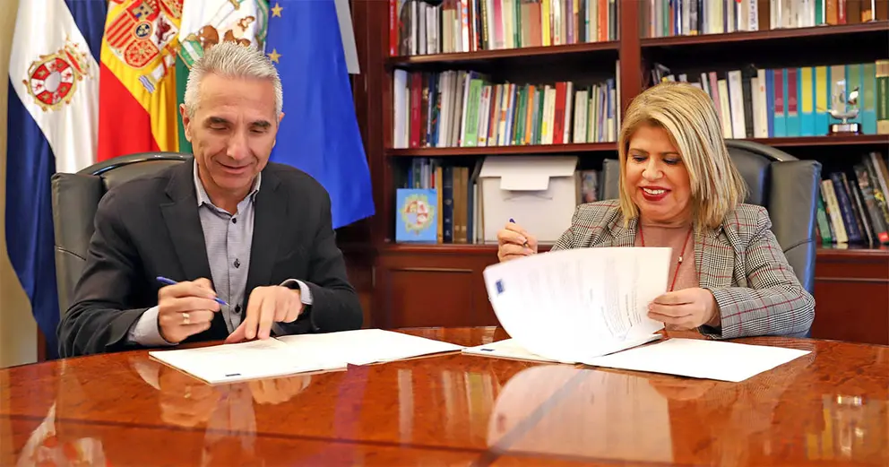 Miguel &Aacute;ngel V&aacute;zquez, Consejero de Cultura en funciones, junto a Mamen S&aacute;nchez, ambos miembros del PSOE-A