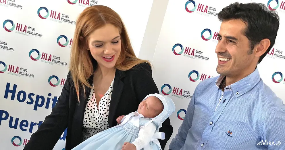 Beatriz Trapote y V&iacute;ctor Jaineiro posan junto a su hijo Oliver | Noelia Herrera, de Jonocla Fotograf&iacute;a para elMIRA.es