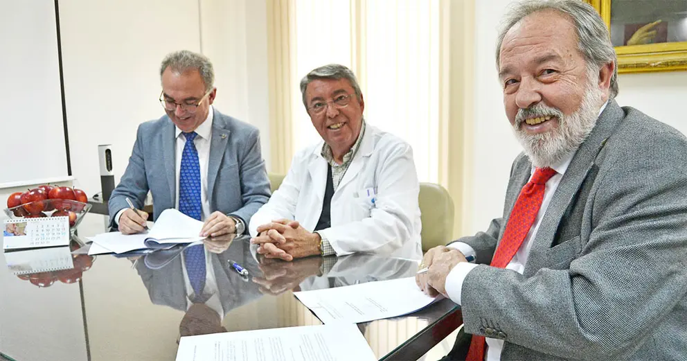 De izq. a dcha: Diego N&uacute;&ntilde;ez, gerente del centro, Guillermo Garc&iacute;a, superior de San Juan Grande, y el director m&eacute;dico de IHP, Alfonso Carmona