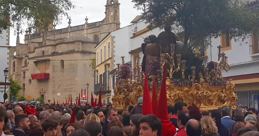 La Hermandad del Prendimiento de Jerez regresando a Santiago por la lluvia