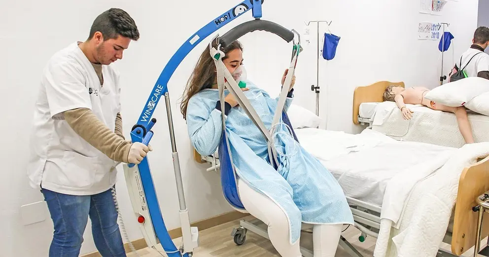 Alumnos del FP de Auxiliar de Enfermer&iacute;a en M&aacute;laga realizan pr&aacute;cticas en una clase acondicionada, como estar&aacute;n las clases en Jerez