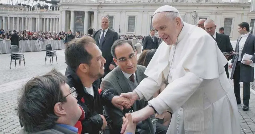 Pablo Pineda y 'El Langui' tuvieron un encuentro con el Papa Francisco durante el programa 'Donde comen dos' | Foto de RTVE