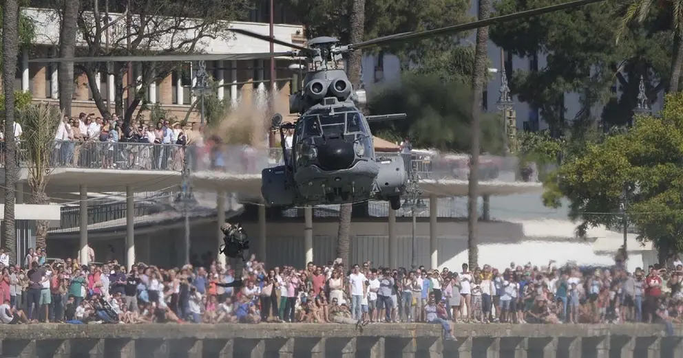 Helic&oacute;ptero de las Fuerzas Armadas v&iacute;a: Ayuntamiento de Sevilla
