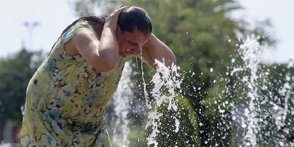 GRA163. C&Oacute;RDOBA, 05/07/2015.- Una mujer se refresca en una de las fuentes de la ciudad debido a las altas temperaturas que se registran en C&oacute;rdoba, dentro de la ola de calor que se registra en casi toda Espa&ntilde;a..- EFE/Salas