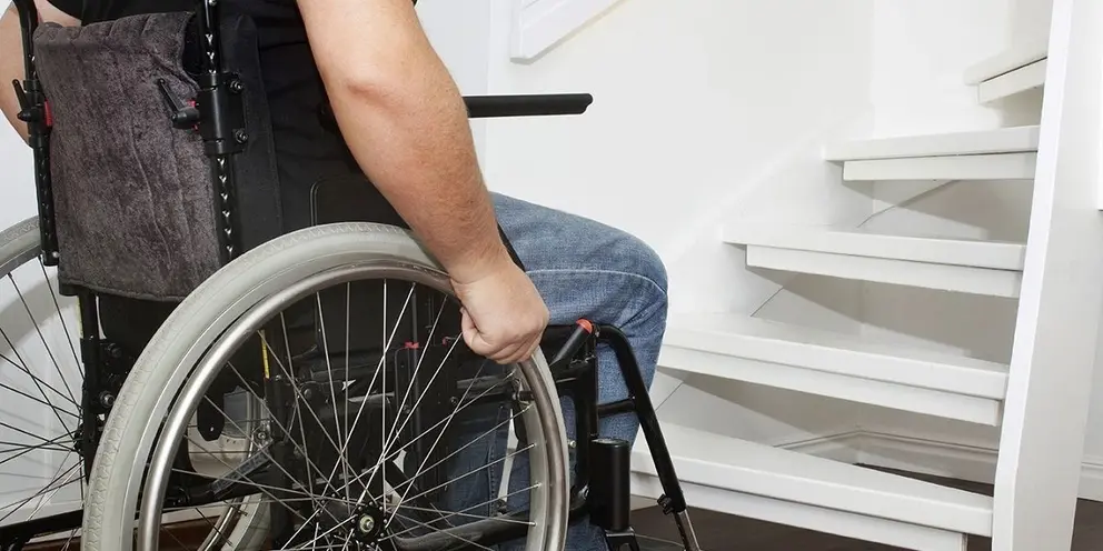 Una persona con discapacidad entra en su vivienda