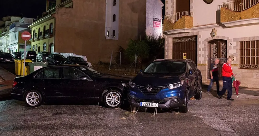 GRAF1994. ALHAUR&Iacute;N EL GRANDE (M&Aacute;LAGA), 14/09/2019.- Varios de los veh&iacute;culos que han sido arrastrados por las lluvias registradas la pasada noche en la localidad malague&ntilde;a de Alhaur&iacute;n El Grande. Una riada ha arrastrado al menos una decena de veh&iacute;culos en el casco urbano de Alhaur&iacute;n El Grande (M&aacute;laga) en la madrugada de este s&aacute;bado, en la que la Junta de Andaluc&iacute;a ha activado la situaci&oacute;n 1 del Plan de Emergencias ante el Riesgo de Inundaciones en su fase provincial en M&aacute;laga ante las lluvias registradas. EFE/Carlos D&iacute;az