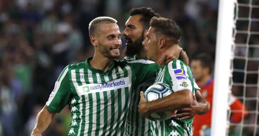 Joaqu&iacute;n, Borja Iglesias y Canales celebrando el empate a uno. Foto: La Liga
